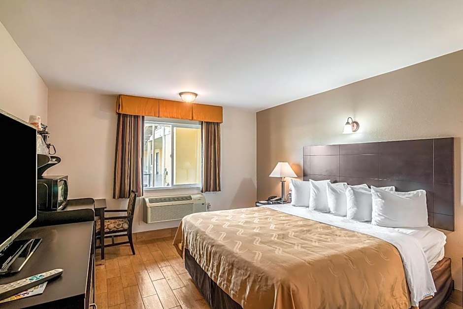 Quality Inn & Suites near Downtown Bakersfield