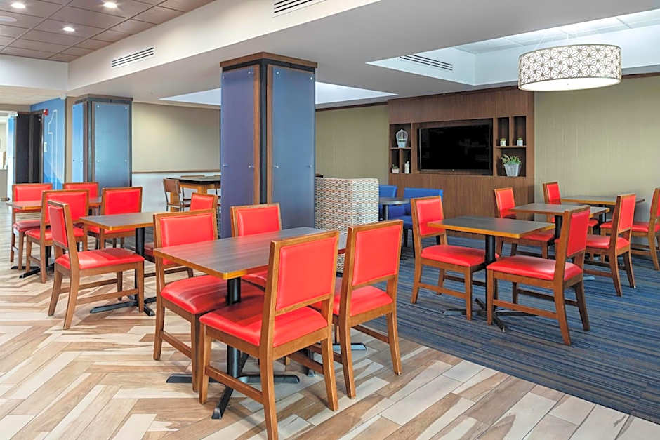 HOLIDAY INN EXPRESS & SUITES ROANOKE RAPIDS By IHG