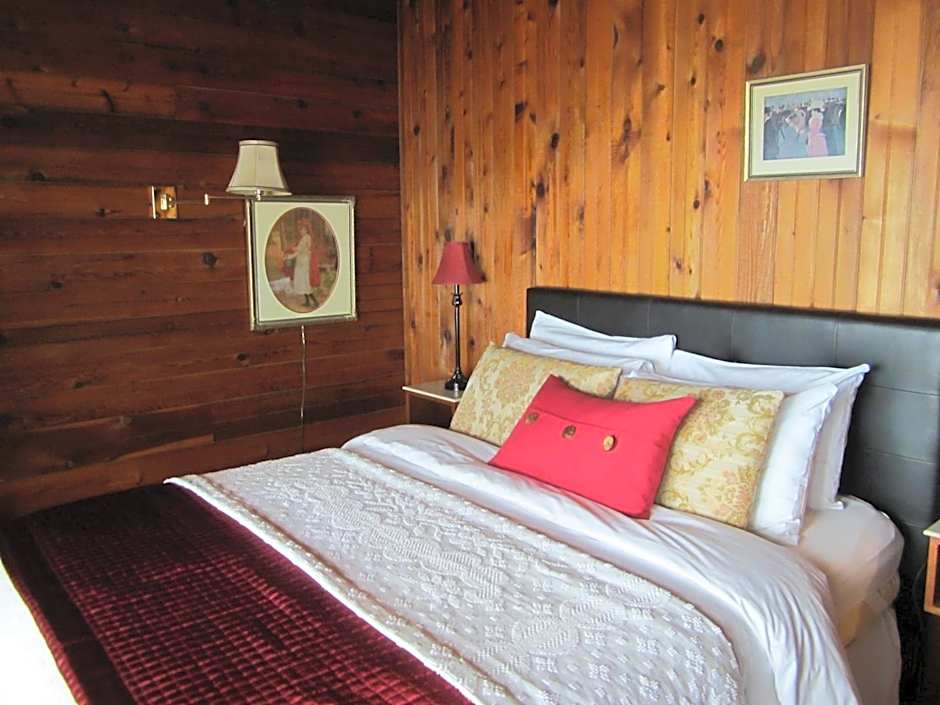 The Surf Lodge and Pub