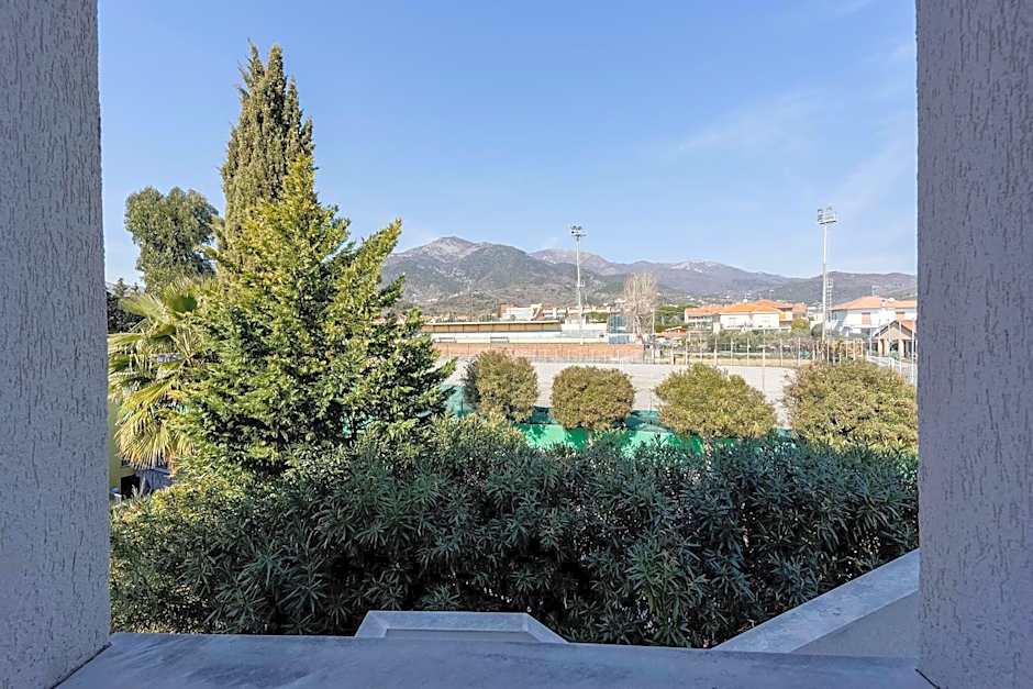 Loano Apartment Pool & Garden