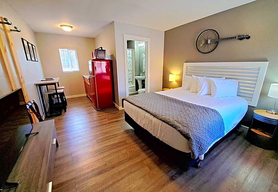Photo 1 of 4 of Deluxe 1 Queen Bed