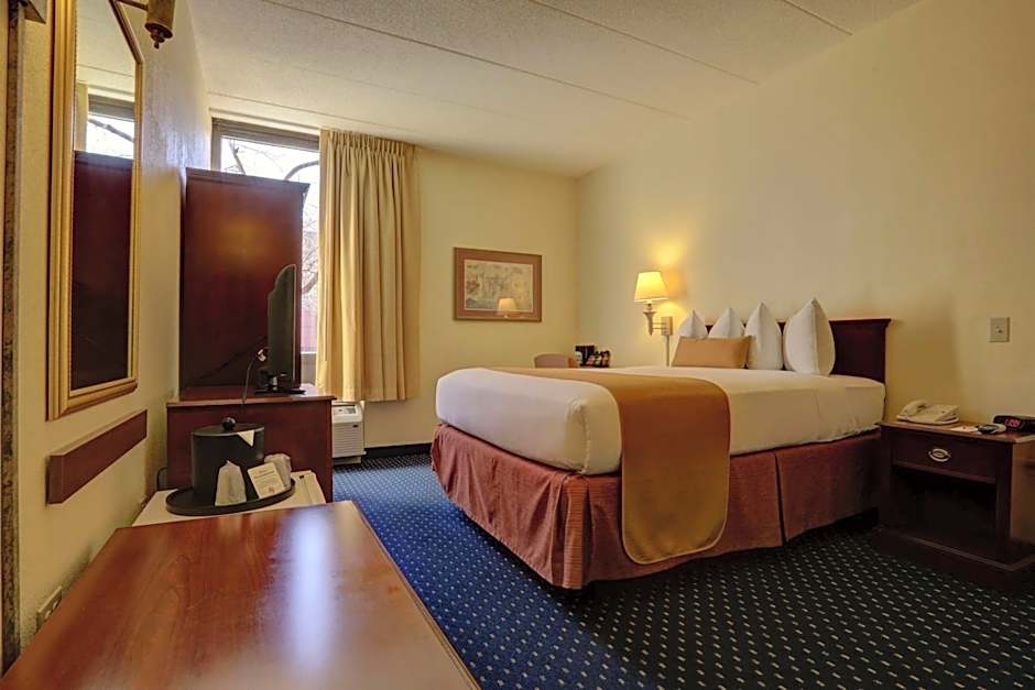 Photo 1 of 5 of 1 Queen Bed, Mobility Accessible, Roll in Shower