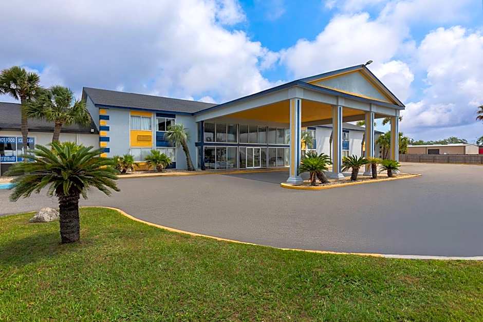 Super 8 by Wyndham Biloxi at the Beach