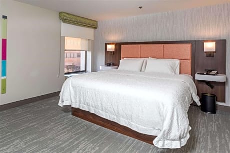 1 KING W/FRIDGE-MICROWAVE NONSMOKING HDTV/FREE WI-FI/HOT BREAKFAST INCLUDED DESK - COMFY CHAIR