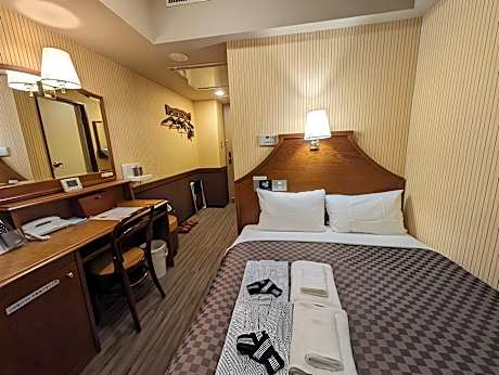 Non-smoking semi-double room bed width 135cm