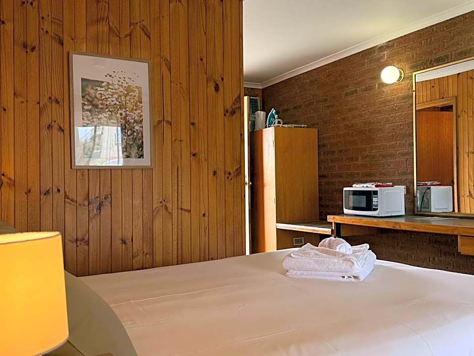 Country Roads Motor Inn