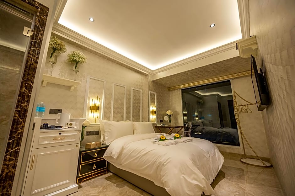 A Residence @ Between Hilton & Cititel Hotel