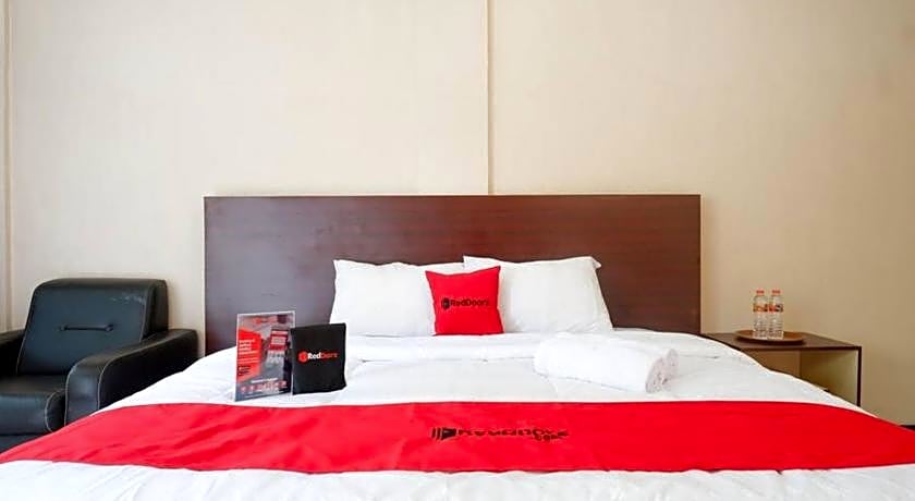 RedDoorz Plus near Stadion Wijaya Kusuma