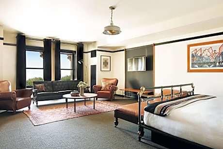 Junior King Suite with Park View