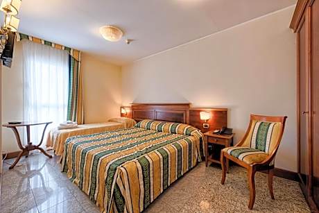 Family Suite (2 Adults + 2 Children)