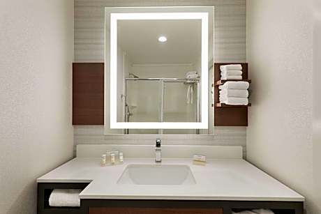 2 Queen Mobility Accessible W/Bathtub