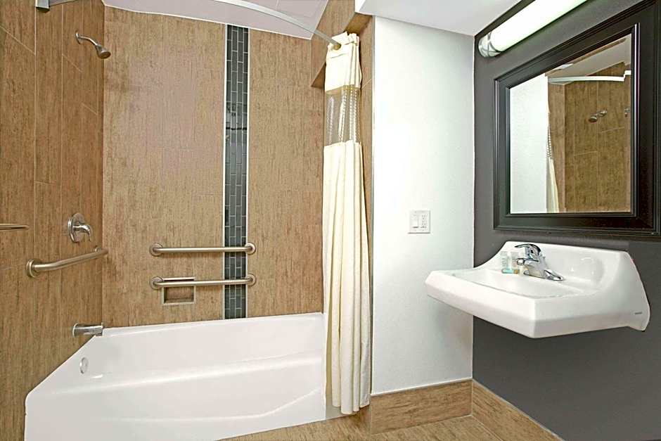 Travelodge by Wyndham LAX South