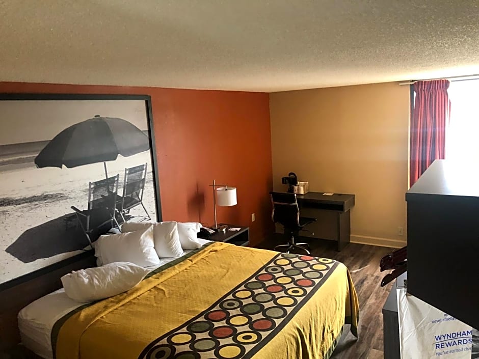 Super 8 by Wyndham Myrtle Beach/Market Common Area