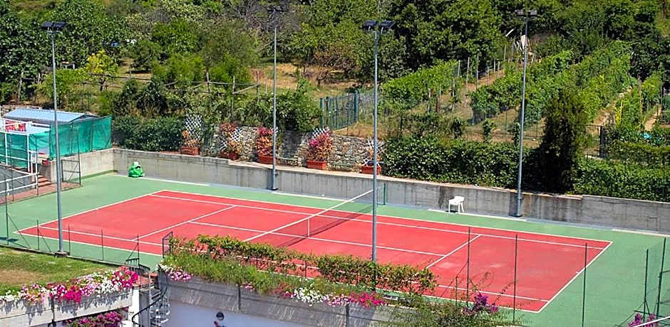 Hotel Riviera 3 Stelle con piscina estiva gratuita e garage a pagamento