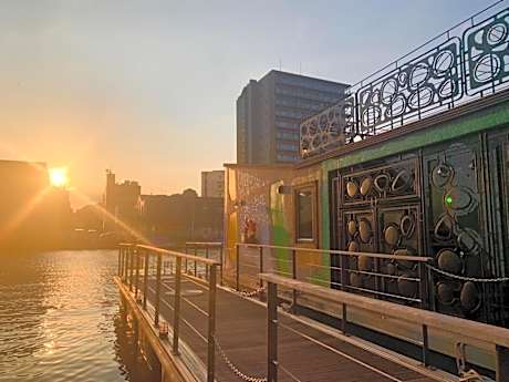 PETALS TOKYO - Floating Hotel
