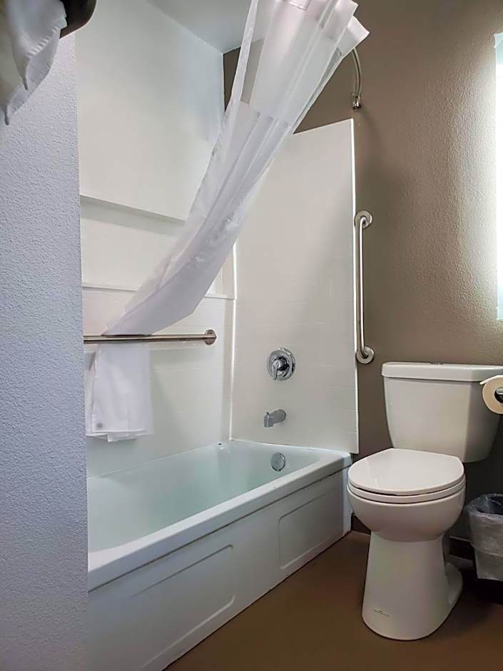 Seven Seas Inn & Suites