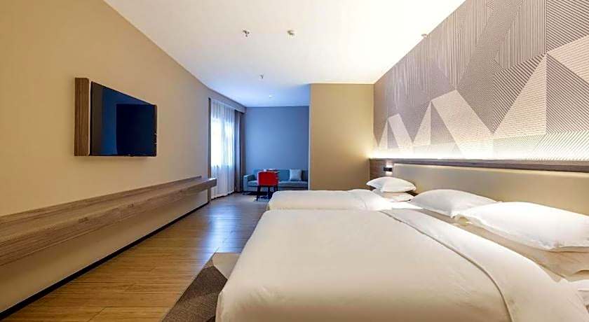 Borrman Hotel Korla Peacock River