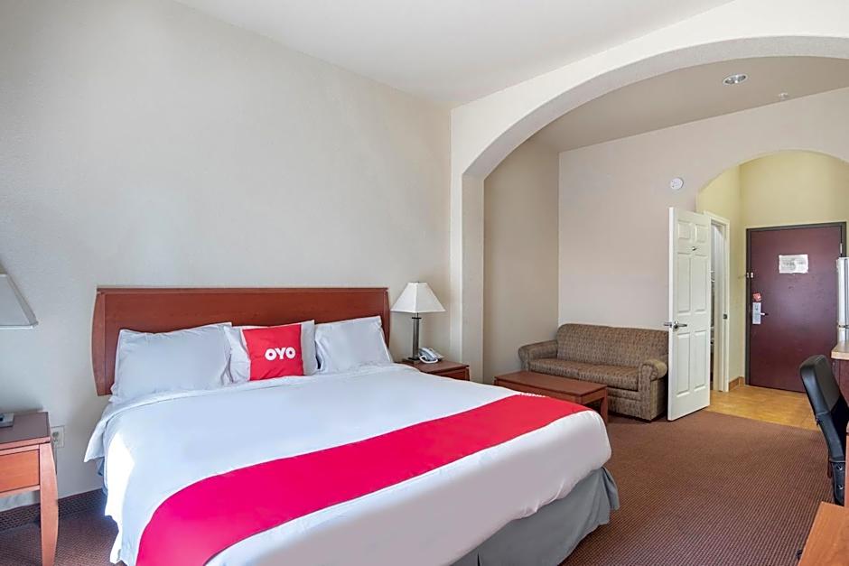 OYO Townhouse Clute Lake Jackson