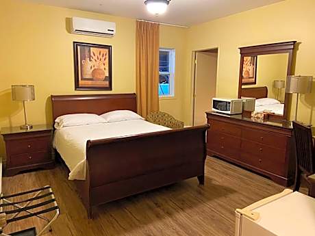 Deluxe Room with One Queen Bed