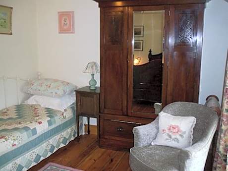 Family room-Ensuite with Bath-Garden View-1
