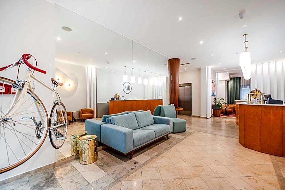 Hotel H12