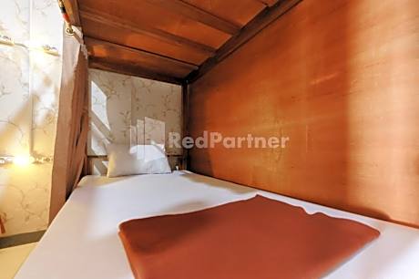 Single Bed in Mixed Dormitory Room