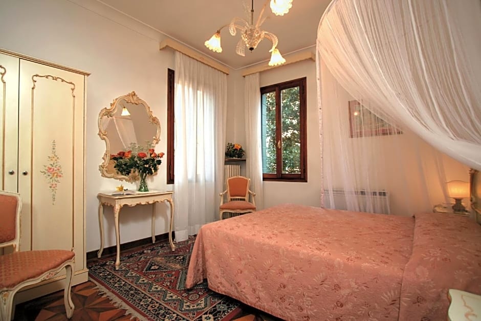 Hotel At Leonard