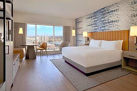 King Room with Roll-In Shower - Mobility Access