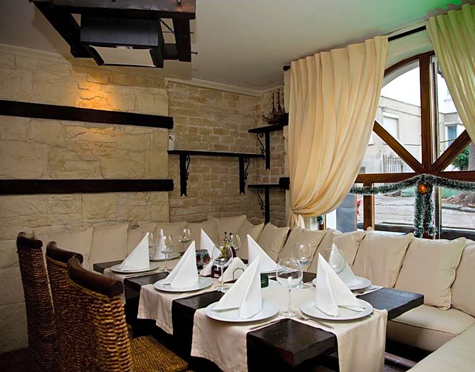 Семеен Хотел Опера