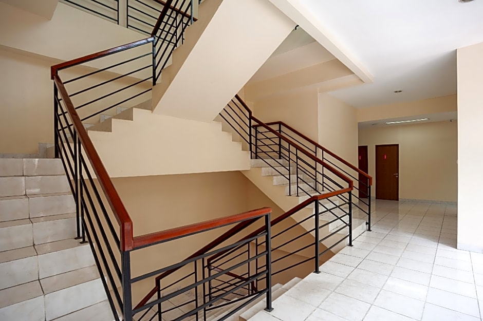 RedDoorz Plus near Plaza Blok M