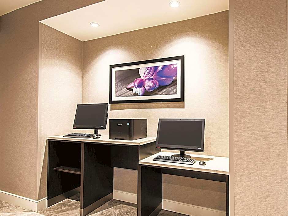 La Quinta Inn & Suites by Wyndham Cincinnati Sharonville