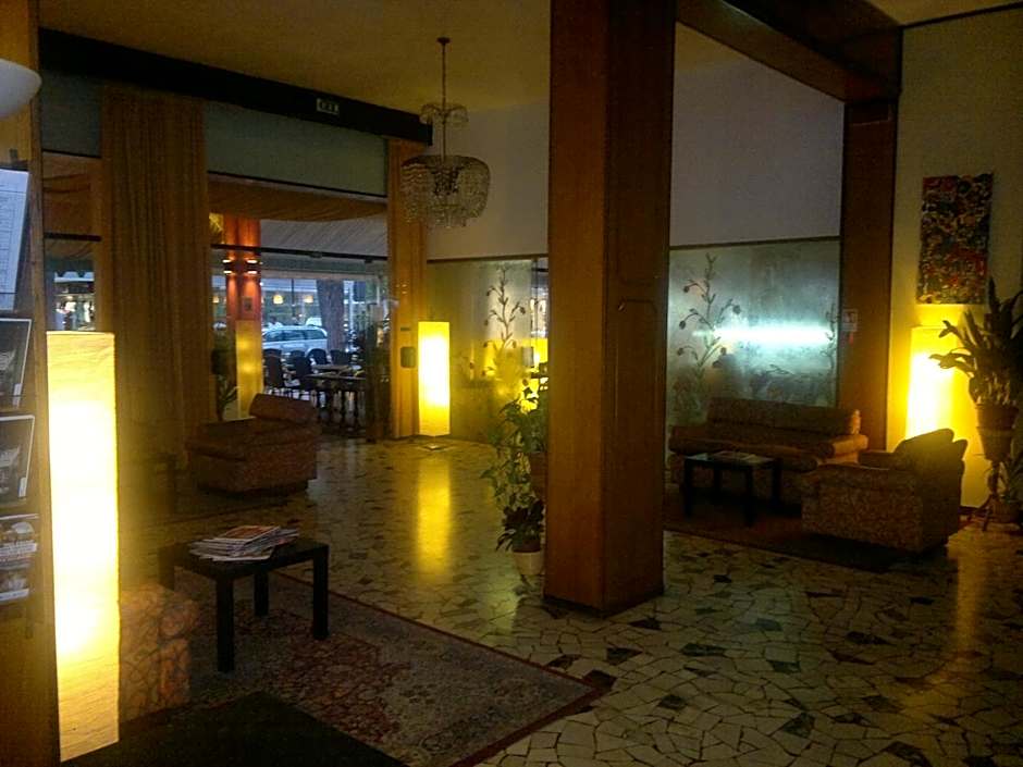 Hotel AMALFI & Restaurant Karaoke Bar