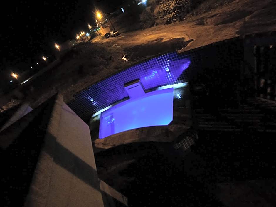 Casa com piscina , churrasqueira, Wi-Fi, em rua de Areia à 1km da praia, bairro sussegado, proíbido uso de som extremamente alto ideal para descansar