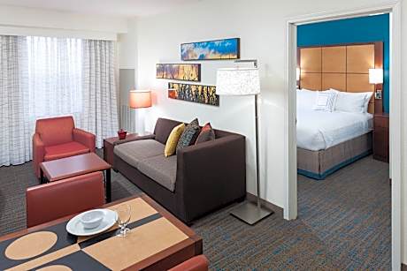 1 King Plus 1 Queen Room, 2 Bedroom Larger Suite