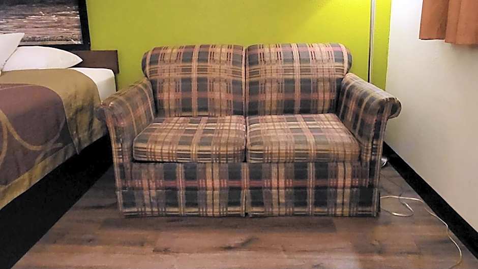 Super 8 by Wyndham Canton/Livonia Area