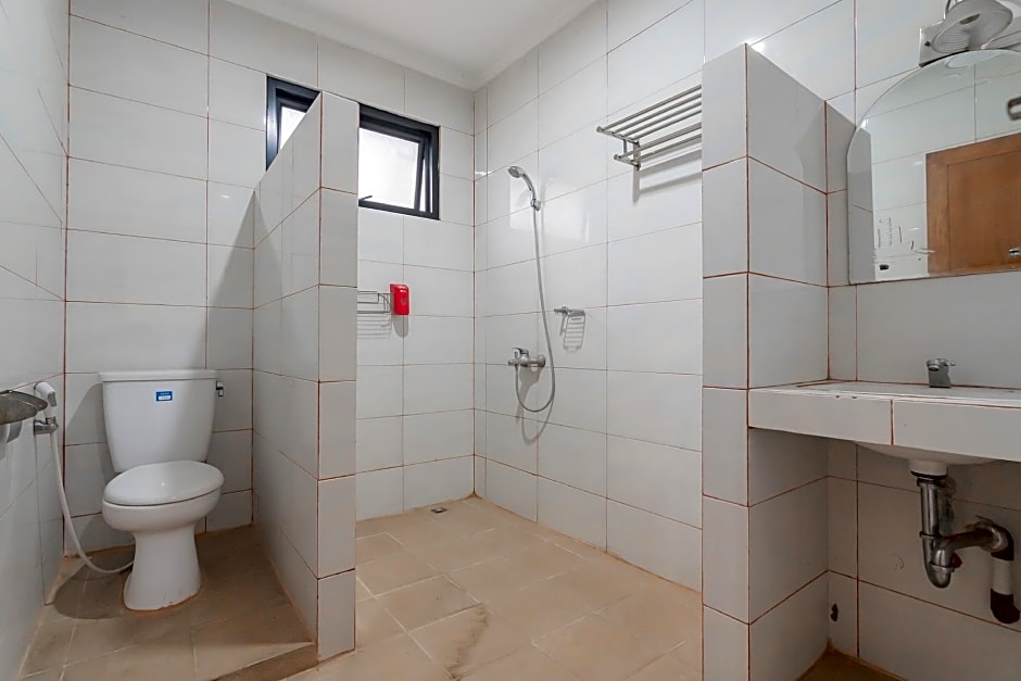 RedDoorz near Sukabumi Station 2