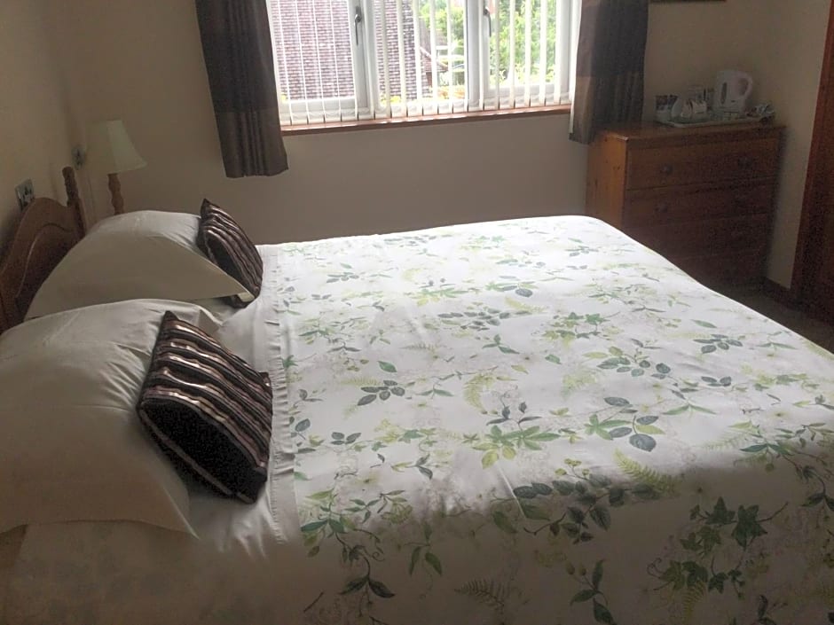 Albertine ,A warm welcome awaits you ,Offering room only or bed and breakfast ,Ideal location for Solent Way ,High Street ,Isle of Wight ,New Forest