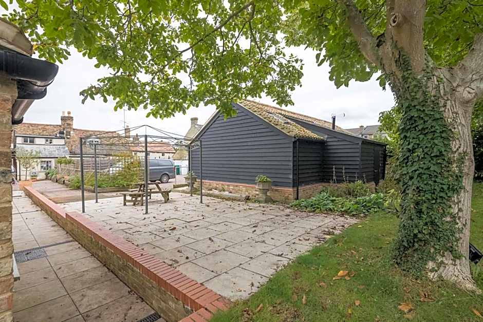 King Deluxe Ensuite with Shower-Bath and Courtyard View - Fawcett