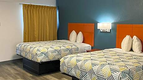 2 Queen Beds | Mobil Access Tub Nsmk Micfridge