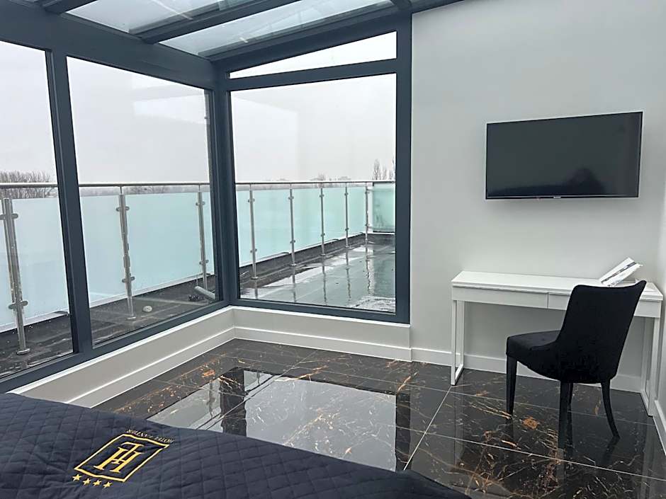 Hotel Lantier & Swimming Pool Zone