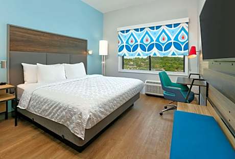 1 King Bed W/Walk In Shower