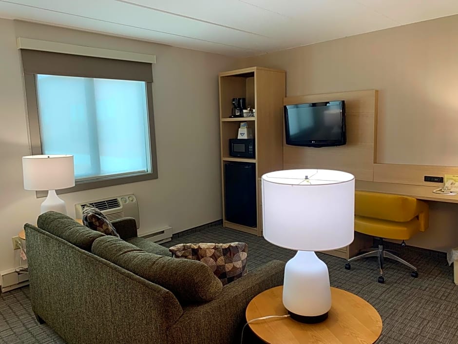 Days Inn & Suites by Wyndham Duluth by the Mall