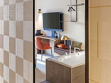 Junior King Suite with Balneo Bathtub and River View - Terrace Access