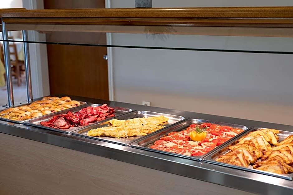 Village Inn Studios & Family Apartments