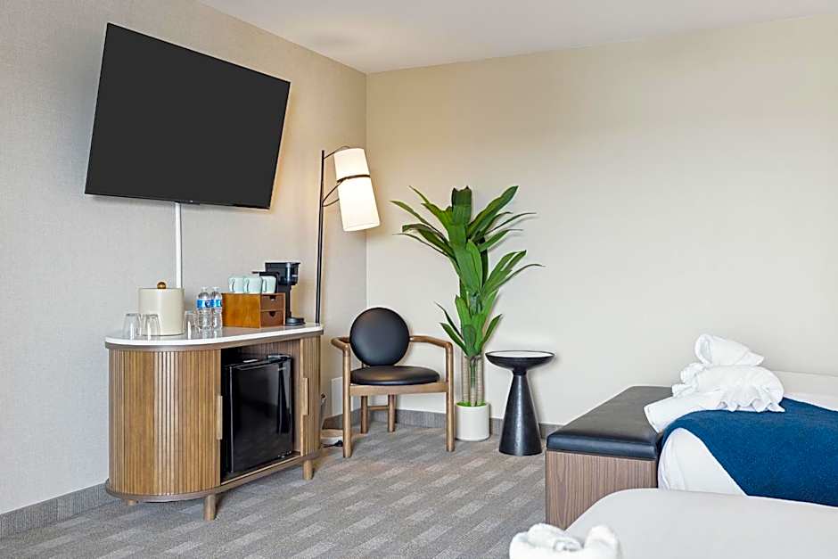 456 Embarcadero Inn & Suites
