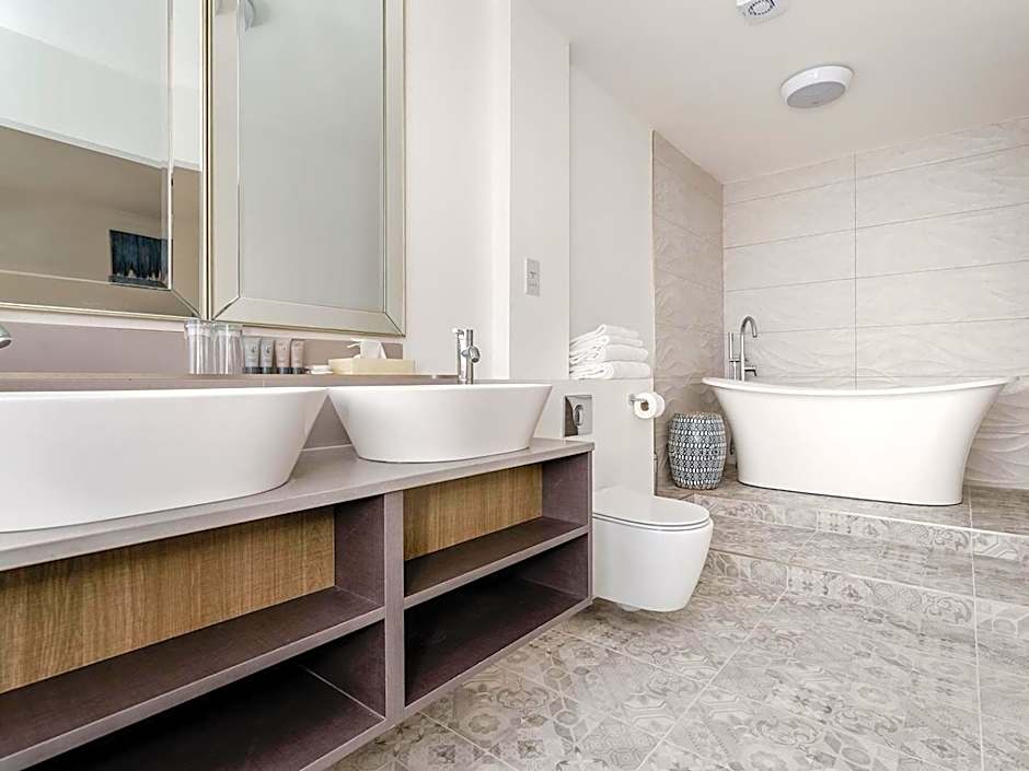 Pike and Eel Hotel and Marina