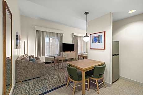 King Studio with Roll-In Shower - Mobility and Hearing Access/Non-Smoking