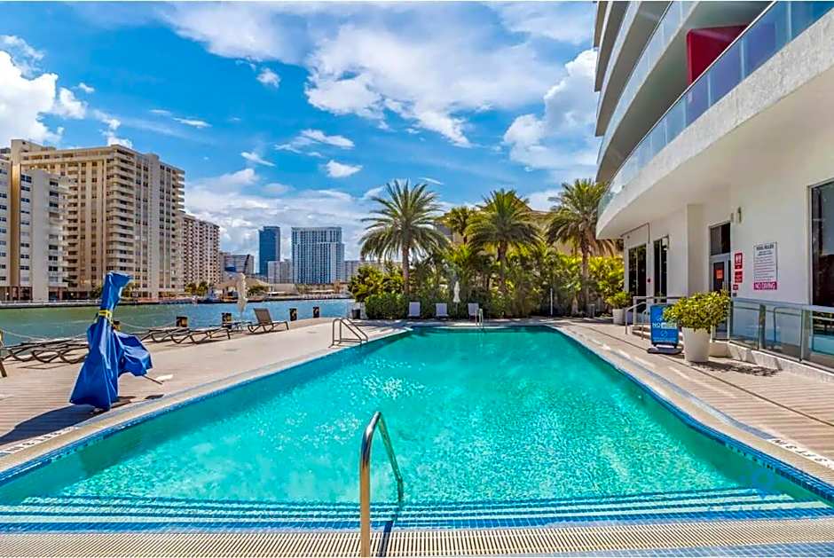 Spectacular View wBalcony Pool