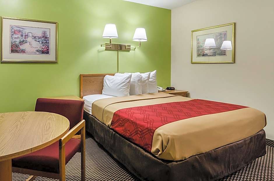 Econo Lodge Lawrence near University