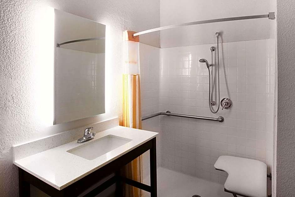 La Quinta Inn & Suites by Wyndham Mansfield